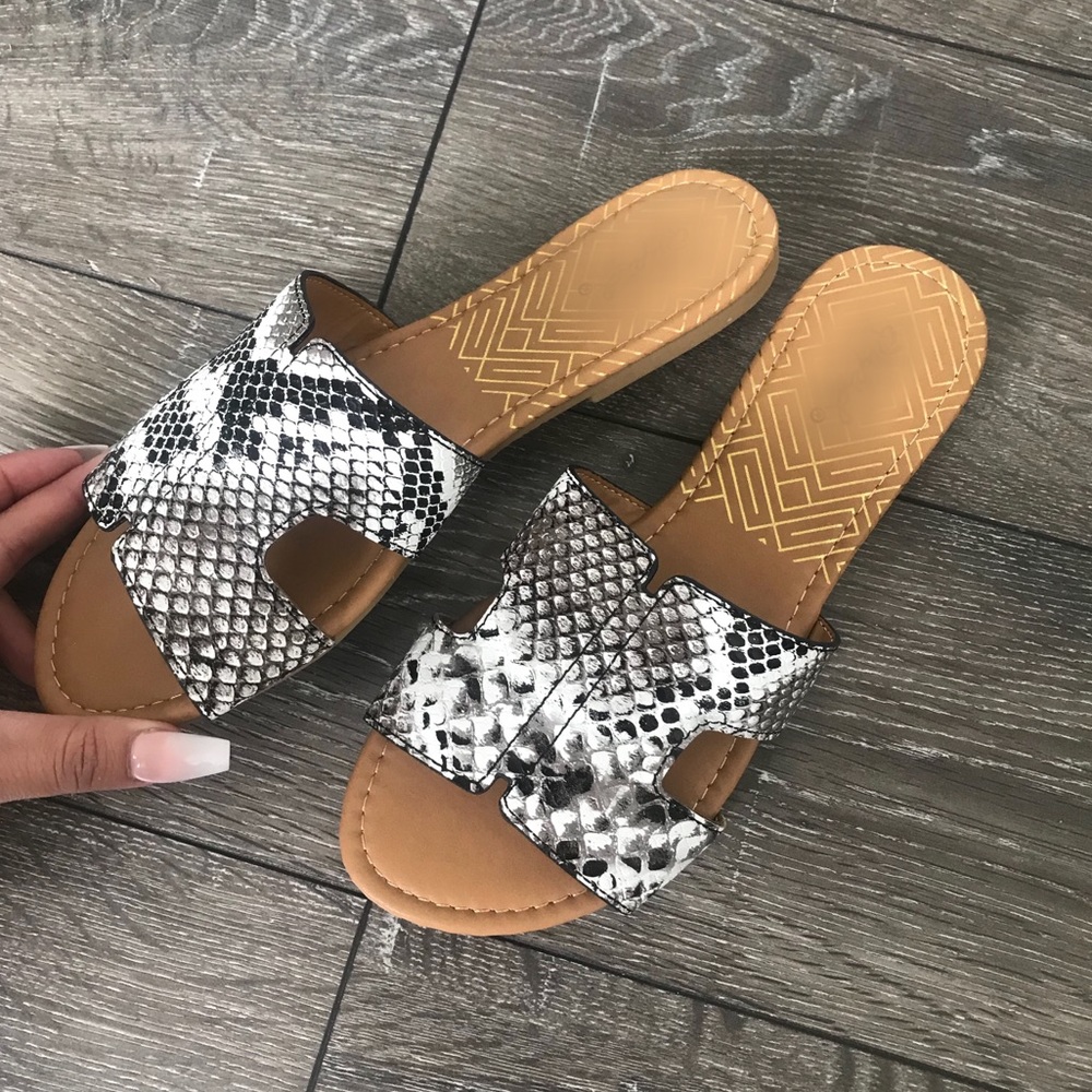 ๐บSALE๐บBlack and white snake print sandals - Picture 4 of 6